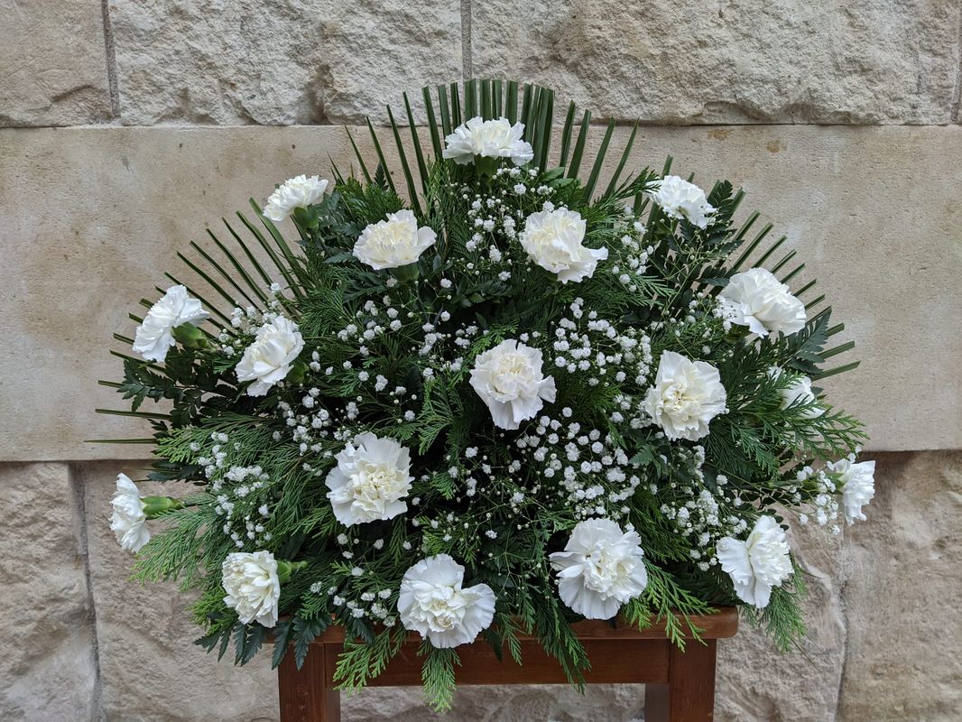 DIA DE LOS SANTOS Centro 18 claveles blancos