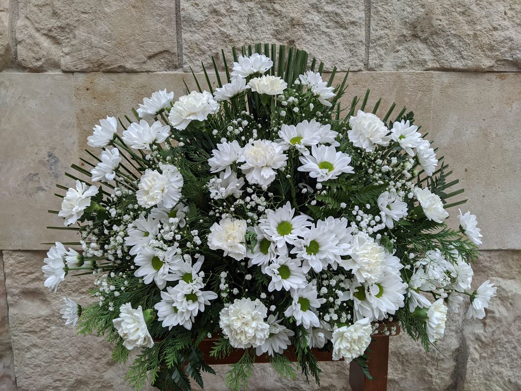 DIA DE LOS SANTOS Centro clavel blanco y margarita Kennedy