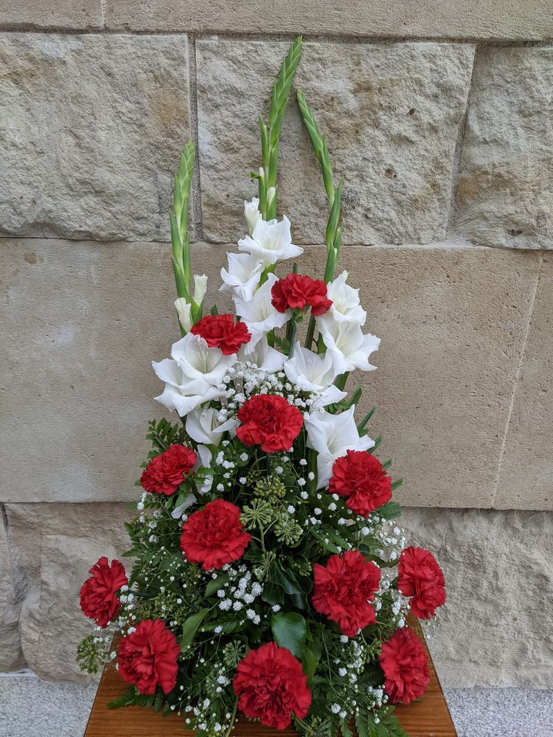 DIA DE LOS SANTOS Centro clavel y gladiolo